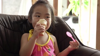 小女孩在吃冰淇淋视频素材模板下载