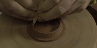 陶工用宜兴陶土雕刻了一个中国茶壶