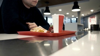 男人会吃快餐，汉堡，炸薯条，碳酸饮料视频素材模板下载