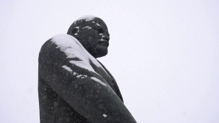 政治纪念碑映衬着列宁冬天的天空，复制空间，慢莫，历史视频素材模板下载