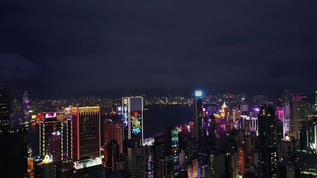 天线。从无人机俯瞰香港城市的夜景