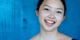 美丽的中国女孩的肖像近距离，女孩笑