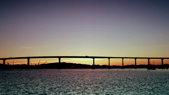 夕阳下科罗纳多桥的剪影