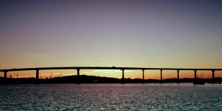 夕阳下科罗纳多桥的剪影