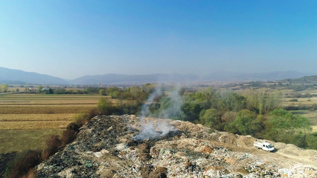 无人机拍摄的垃圾填埋场着火