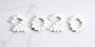 白色大理石背景上的2020型棉花糖stopmotion，快乐新年的概念