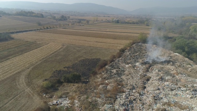 从无人机的角度看，垃圾场着火了