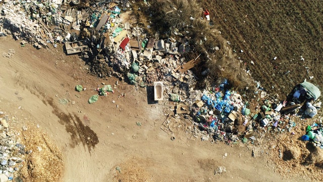 废车场浴缸的无人机影像
