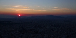 日落的时间在雅典全景在一个美丽的日子。希腊首都