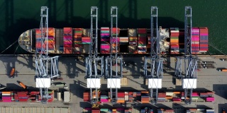集装箱船在港口装载，鸟瞰集装箱船在全球范围内经营进出口运输物流。