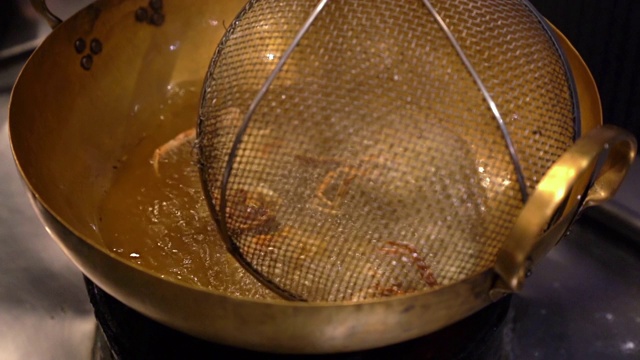 炸软壳蟹烹调的慢动作