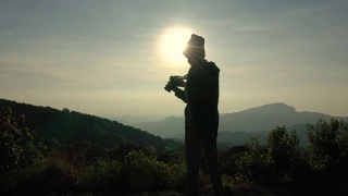 太阳升起的时候，人在山上拍照视频素材模板下载
