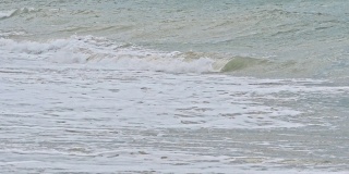强烈的海浪拍打着布满岩石的海滩
