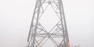 电线杆在雾中