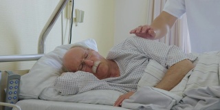 病人躺在床上休息，护士前来检查