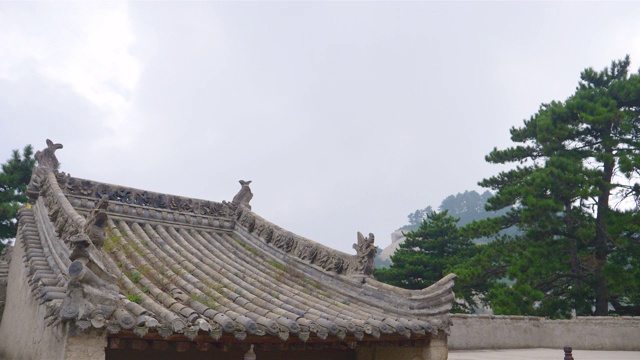 道教神山华山和传统建筑民居屋顶，是中国著名的旅游胜地