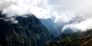 4K时间流逝云运行在喜马拉雅山尼泊尔Sagarmatha国家公园Namche Bazaar定居点附近的高山区。