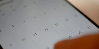 近距离的手指浏览智能手机日历。