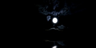 阴天夜晚的满月