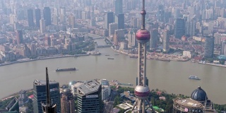 时间流逝的上海外滩，现代城市在多云的下午，航拍外滩天际线，船舶在黄浦江和繁忙的交通道路上，4k版本。