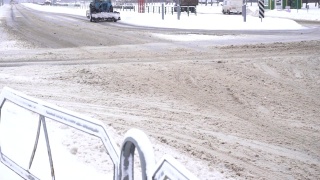 雪犁在城市的道路上，雪很多，冬天，城市，慢莫，拖拉机视频素材模板下载