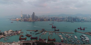 房地产和企业建设的经营理念-全景现代城市天际线鸟瞰中国香港的天空