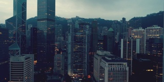 房地产和企业建设的经营理念-全景现代城市天际线鸟瞰中国香港的天空