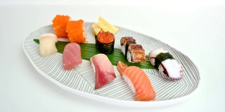 各种日本手握寿司传统食物的白色盘子