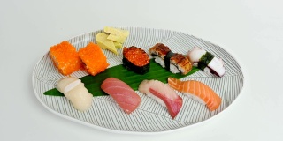各种日本手握寿司传统食物的白色盘子