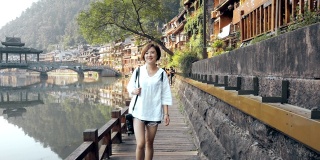 中国湖南凤凰古镇的一名女子。