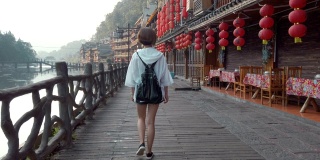 中国湖南凤凰古镇的一名女子。