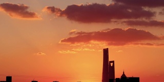 Time lapse footage剪影现代建筑与日落的太阳和云彩，上海地标与美丽的日落傍晚，4k视频。