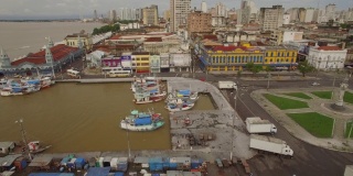 在巴西亚马逊的旧港口城市贝伦杜帕拉(Belem do Para)，码头上的船只和殖民时期的建筑物侧面架空