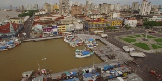 在巴西亚马逊的旧港口城市贝伦杜帕拉(Belem do Para)，航拍盘环绕着码头上的船只和殖民时期的建筑立面