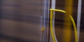 地铁窗口的地下车厢在地铁站，无缝循环。一辆空地铁列车的移动窗口。软聚焦，选择性聚焦