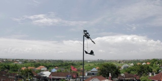 老式风向标在巴厘岛无人机屋顶上拍摄