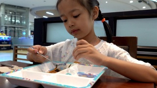 一个亚洲女孩在餐厅吃日式炒面。视频素材模板下载