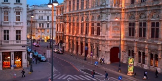 日落场景的交通道路和行人在维也纳歌剧院前，维也纳，奥地利