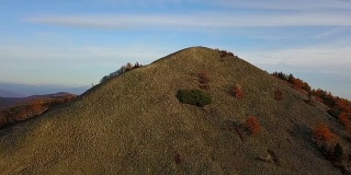 从以上观点。飞越滨海地区西霍特-阿林生物圈保护区的一座光秃秃的石山。从上面看到秃山的山顶。