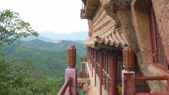 中国甘肃天水市麦积山石窟庙群廊道和阶梯。丝绸之路上一座有宗教洞穴的山