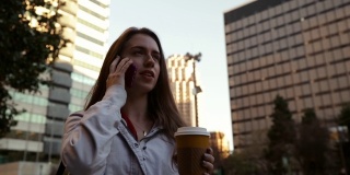 一名女子在城市街道上使用智能手机