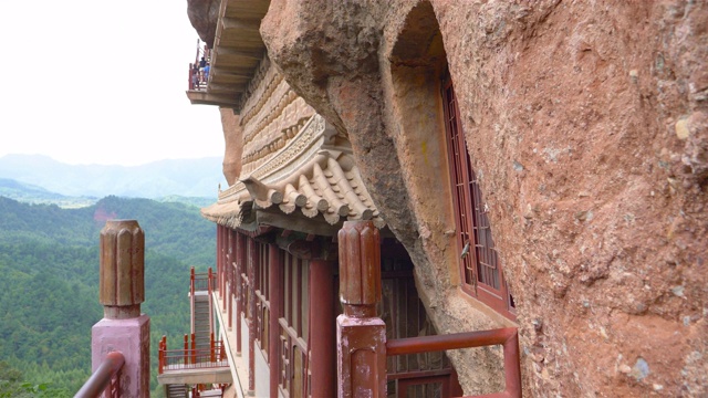 中国甘肃天水市麦积山石窟庙群廊道和阶梯。丝绸之路上一座有宗教洞穴的山
