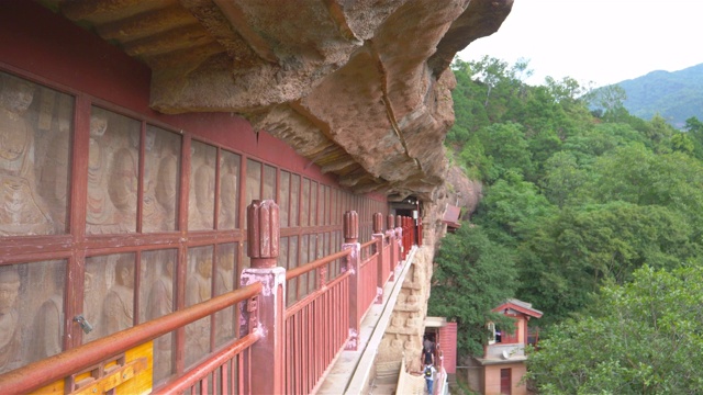 中国甘肃省天水市麦积山石窟庙群廊道。丝绸之路上一座有宗教洞穴的山