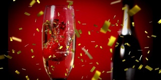 草莓装在香槟和五彩纸屑杯子里