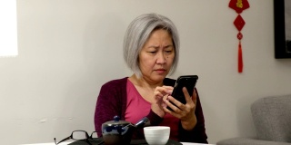 一位中国老妇在用手机