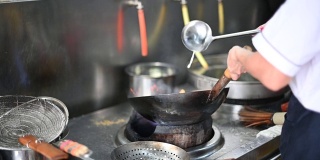 主烹饪亚洲中餐的慢动作与煤气炉HD火红蔬菜在煎锅，慢动作
