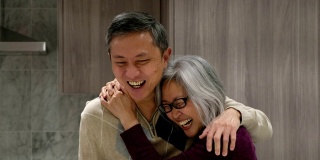 一对快乐的中国老年夫妇的肖像