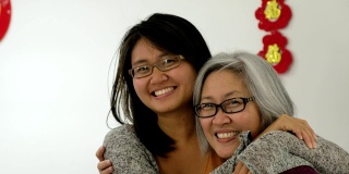 一个幸福的中国母亲和女儿的肖像