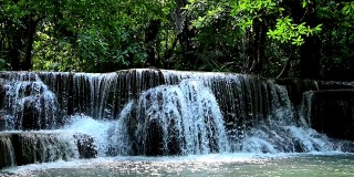 缓慢的运动。美丽的瀑布名为华美卡敏瀑布，位于泰国北碧府四面国家公园。