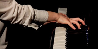 弹奏钢琴的女人的手。古典音乐